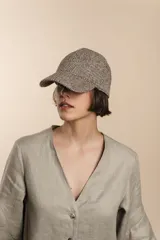 Gorra tipo béisbol de lana color marrón con diseño de espiga.