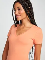 Remera celeste de corte clásico, con cuello en V y mangas cortas.