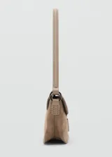 Bolso de hombro mediano confeccionado en piel de serraje color beige, con diseño rectangular y cierre de solapa con hebilla metálica central.