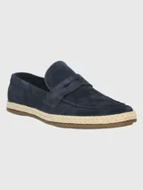 Mocasín gris de descarne con suela de goma y detalle de yute trenzado.