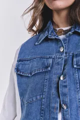 Campera de jean celeste con mangas largas color crudo.