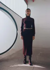 Falda midi negra de punto con goma elástica en la cintura y diseño lápiz.