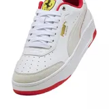 Zapatillas Puma Ferrari CA Match de cuero blanco con detalles en rojo y logo de Ferrari en la lengüeta.