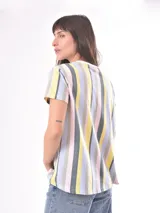 Remera celeste con estampado de hojas blancas.