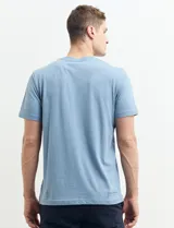 Remera azul marino de algodón con cuello redondo y estampado frontal con la frase "All you need" en color celeste.