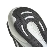 Championes de running Adidas Supernova 3, color negro con detalles en blanco. Presentan una parte superior de malla transpirable, acolchado en la lengüeta y el talón, mediasuela con amortiguación Bounce y Boost, y suela de goma.