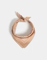 Pañuelo cuadrado de algodón color beige con estampado floral blanco.