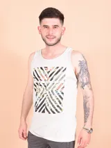 Musculosa blanca con estampado abstracto en el frente con la palabra 'Tropical'.