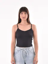 Musculosa básica ajustada en color negro, con tirantes finos y escote en V.