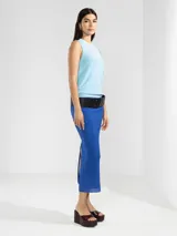 Top tejido de punto color rosado, sin mangas y cuello redondo.