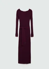 Vestido midi negro de tejido de punto de canalé, con cuello barco, abertura lateral, cinturón desmontable y diseño entallado.