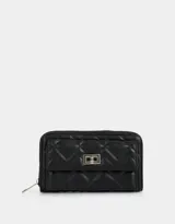 Billetera negra de cuerina con diseño acolchado, formato fichero, bolsillo frontal con broche y botón, cierre superior circundante y monedero interno con cierre.