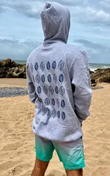 Hoodie gris oscuro con capucha y cordones ajustables. Estampado en la espalda con diseño de hojas en tonos naranja y beige.