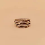 Anillo plateado con detalles en oro, con diseño ancho y texturizado.