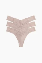 Pack de tres bombachas colaless color rosa pálido, de tiro bajo con cintura en V y ribete ancho de encaje.