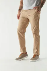 Pantalón chino clásico color ladrillo, de corte slim, con presillas para cinturón.