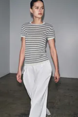 Camiseta gris con rayas horizontales negras, cuello redondo y mangas cortas.