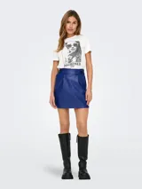 Camiseta blanca de algodón con estampa de una mujer con gafas de sol y texto "Spoiled but DISTRESSED since '97".