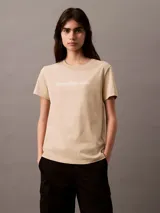 Remera color beige de algodón con logo "Calvin Klein Jeans" estampado en blanco en el pecho.