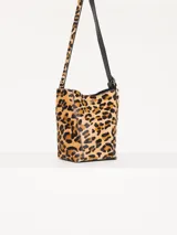 Cartera tote de cuero con estampado animal print, detalles en cuero vacuno y forrería de cuero. Incluye sobre desmontable con cierre y apliques metálicos con logo de la marca.