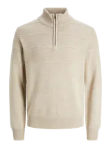 Sweater de punto color beige con cuello alto y cierre de cremallera parcial.
