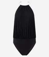 Body negro de microfibra con escote halter fruncido, que se ajusta al cuello mediante un adorno tipo collar metálico plateado. La parte superior es holgada y drapeada, ajustándose en la cintura con una banda elástica, y la parte inferior es de corte de bombacha tradicional.