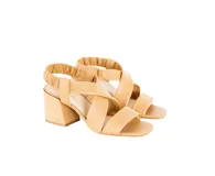 Sandalias de cuero color camel con tiras cruzadas acolchadas, talón elástico fruncido, taco ancho de 6 cm y punta cuadrada.