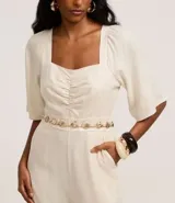 Mono largo color crudo, de corte wide leg, con escote cuadrado, fruncido en el busto, mangas cortas con pliegues en las sisas y cierre por cremallera en la espalda. Confeccionado en tejido viscolino.