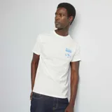 Camiseta blanca de manga corta con cuello redondo y estampado azul en el pecho con la leyenda 'Summer Records Est. 1970' y una palmera.