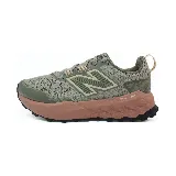 Zapatillas de trail running New Balance, color verde oliva con detalles en marrón y beige. Cuentan con tecnología Fresh Foam para mayor amortiguación y suela con agarre para terrenos irregulares.