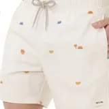 Short de baño beige con estampado de soles y palmeras en tonos naranja y azul. Tiene cintura elástica con cordón ajustable y un pequeño logo de la marca en la pierna derecha.