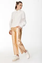 Pantalón recto de tiro medio, corte wide leg y acabado metalizado color fucsia.