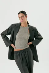 Musculosa gris de corte ajustado con cuello redondo y sisas amplias.