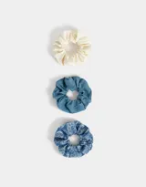 Set de tres gomitas de pelo tipo scrunchie, una color crema, una de denim liso y otra de denim con estampado de cachemir.