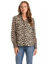 Camisa de rayón con estampado abstracto en azul marino y beige, cuello con solapa y cierre frontal con botones.