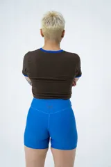 Calza corta deportiva de tiro alto color azul eléctrico.