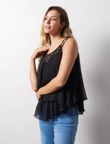 Blusa de gasa color blanco, marca Liv Los Ángeles, con breteles trenzados y diseño de capas en encaje y gasa.