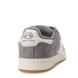 Championes urbanos negros con detalles en blanco, suela color crema y logo en el lateral.