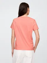 Remera básica de manga corta y cuello redondo color rosa pálido.