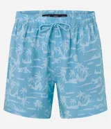 Bermuda de baño masculina de microfibra, color celeste claro, con estampado repetitivo en blanco de palmeras y paisaje tropical. Presenta cintura elástica con cordón ajustable blanco y bolsillos laterales.