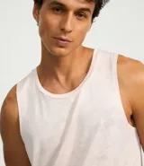 Musculosa deportiva de hombre, corte regular, con cuello redondo y estampado abstracto en tono claro. Posee tecnología Dry para mayor transpirabilidad.