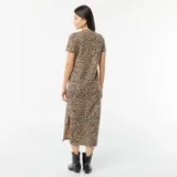 Vestido midi de corte recto, con cuello redondo y mangas cortas. Estampado animal print de leopardo.