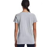 Remera gris de mujer marca Under Armour, de corte clásico y manga corta. Presenta el logo de la marca estampado en el pecho con diseño camuflado en tonos azules y negros.