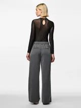 Body negro de mangas largas confeccionado en mesh, con cuello alto y corte ajustado.