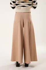 Pantalón de tiro alto color beige, de corte palazzo y pierna ancha.