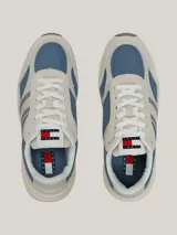 Zapatillas Tommy Jeans de running, con exterior de poliéster reciclado, interior de poliéster reciclado, plantilla de poliuretano, poliuretano reciclado y goma termoplástica reciclada, suela de goma y caucho, paneles con mezcla de texturas, toque de color en el talón, suela dentada y dos pares de cordones de repuesto incluidos.