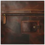 Maletín de cuero marrón con correa de hombro ajustable, solapa con cierre magnético y hebillas decorativas. Incluye compartimento principal con cierre, bolsillo acolchado para laptop de 15 pulgadas, bolsillo trasero con cierre y bolsillo interior con cierre.