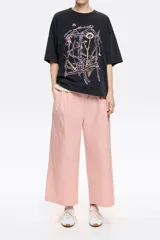 Pantalón tobillero de algodón de corte recto color rosa, con cierre frontal de corchete oculto y cremallera, pinzas en la parte delantera y presillas de tela. Presenta bolsillos diagonales delanteros y bolsillos traseros con vivo.