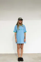 Remerón celeste con cuello y mangas con ribete verde. Estampado frontal con letras en verde.