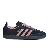 Zapatillas Adidas Samba OG color azul marino con detalles en rosa, incluyendo las tres tiras laterales, los cordones y el interior.